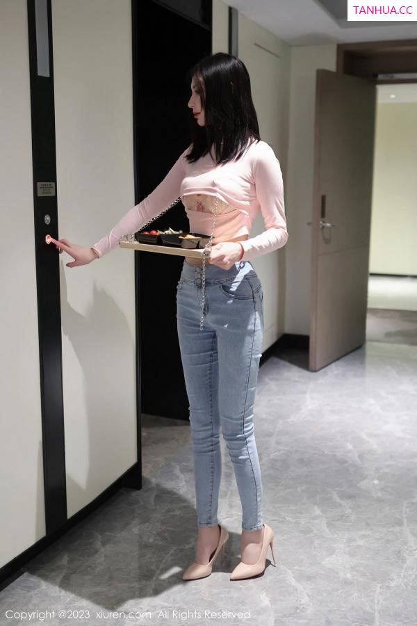   [XiuRen]高清写真图 2023.06.29 No.6992 王曼柔 牛仔裤美腿第3张图片